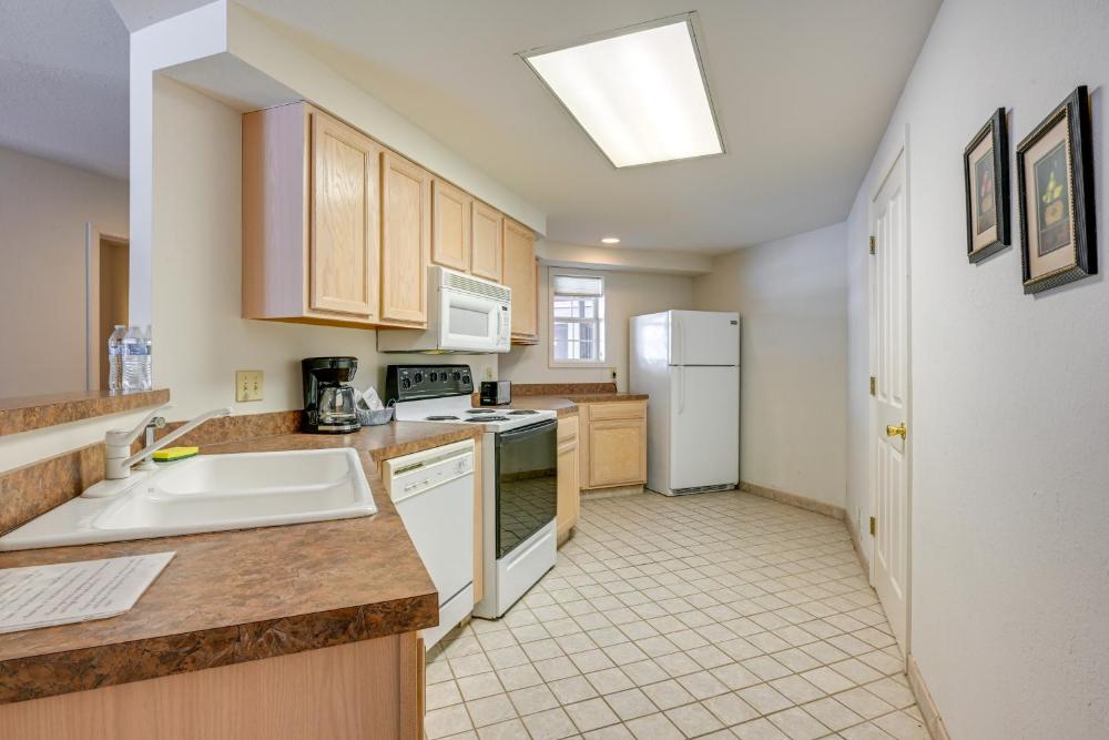 Community Pool and Hot Tub Pigeon Condo Near Beach